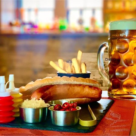 ホテル Crown & Anchor ウォーキング エクステリア 写真