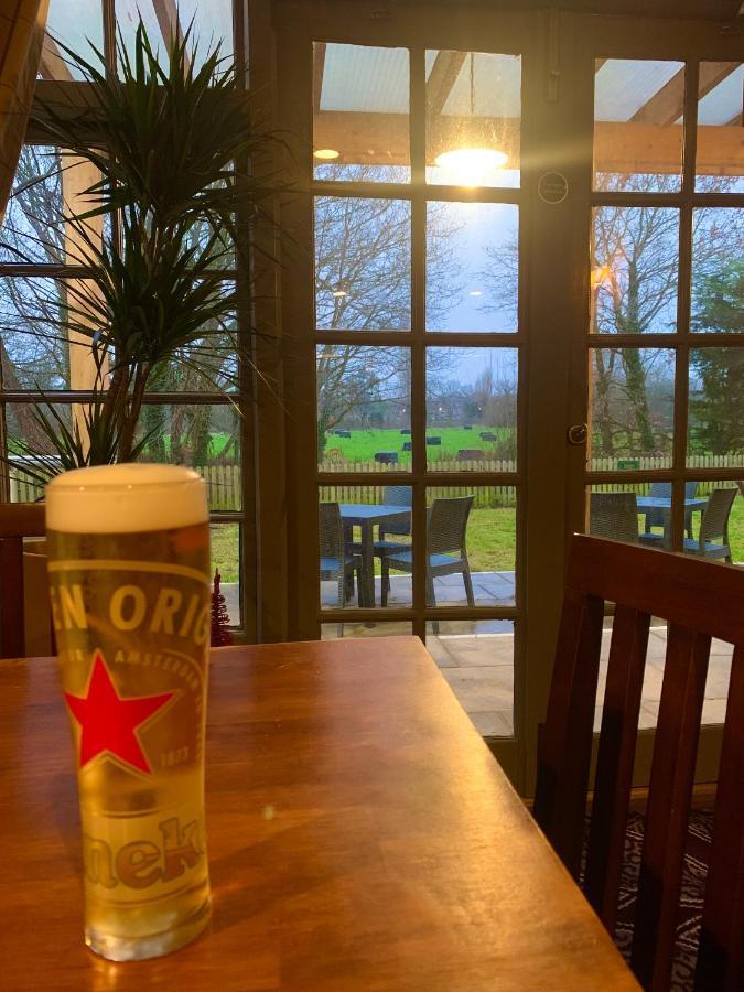 ホテル Crown & Anchor ウォーキング エクステリア 写真