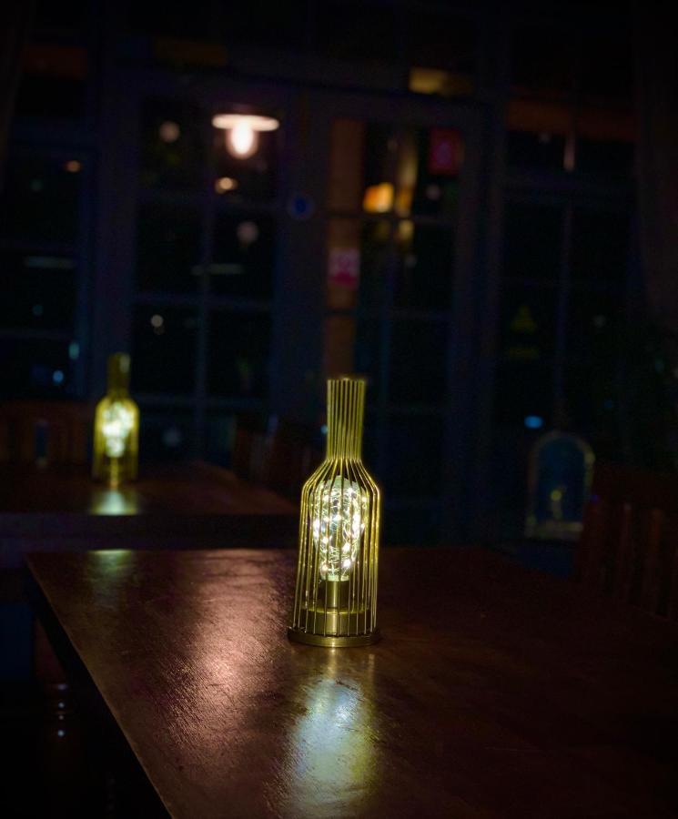 ホテル Crown & Anchor ウォーキング エクステリア 写真